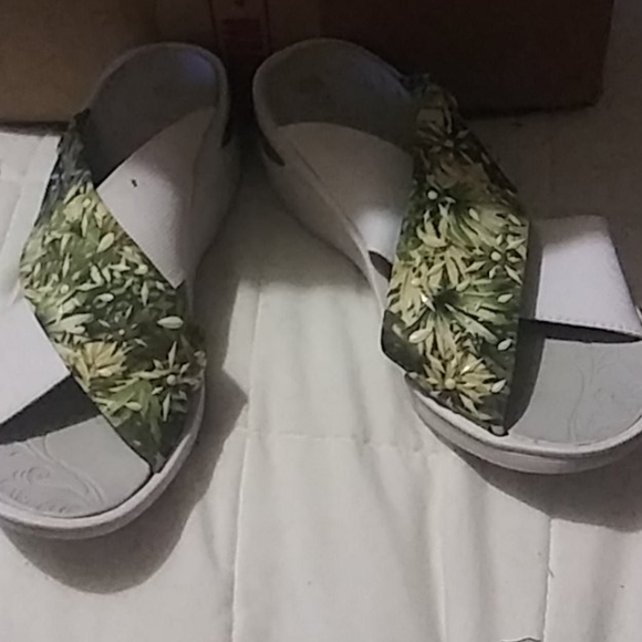 Sandals - Picture 3 of 3